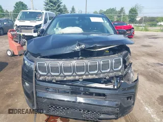 2022 Jeep Compass Latitude z VIN 3C4NJDBB0NT216921, wystawiony jako IAAI lot #42473934 z przebiegiem 41 169 mil mil oraz . Historia ofert i sprzedaży dostępna na DreamBid. Obrazek 12.