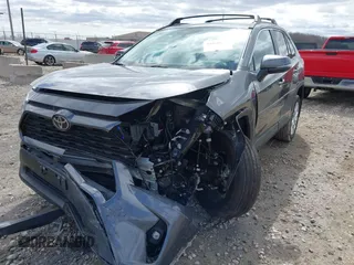 2025 Toyota RAV4 XLE Premium z VIN 2T3A1RFV2SC494497, wystawiony jako IAAI lot #42028044 z przebiegiem 7 773 mil mil oraz . Historia ofert i sprzedaży dostępna na DreamBid. Obrazek 6.