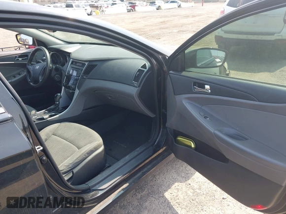 2013 Hyundai Sonata GLS z VIN 5NPEB4AC3DH590686, wystawiony jako IAAI lot #42361510 z przebiegiem 121 719 mil mil oraz . Historia ofert i sprzedaży dostępna na DreamBid. Obrazek 5.