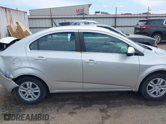 2014 Chevrolet Sonic LT z VIN 1G1JC5SH9E4159913, wystawiony jako IAAI lot #42253329 z przebiegiem 156 333 mil mil oraz . Historia ofert i sprzedaży dostępna na DreamBid. Obrazek 13.