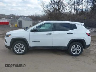 2024 Jeep Compass Sport z VIN 3C4NJDAN2RT157145, wystawiony jako IAAI lot #41456201 z przebiegiem 6 943 mil mil oraz . Historia ofert i sprzedaży dostępna na DreamBid. Obrazek 14.