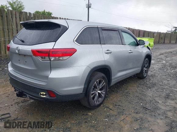2018 Toyota Highlander LE z VIN 5TDZARFH2JS037796, wystawiony jako IAAI lot #42290819 z przebiegiem 62 638 mil mil oraz . Historia ofert i sprzedaży dostępna na DreamBid. Obrazek 4.