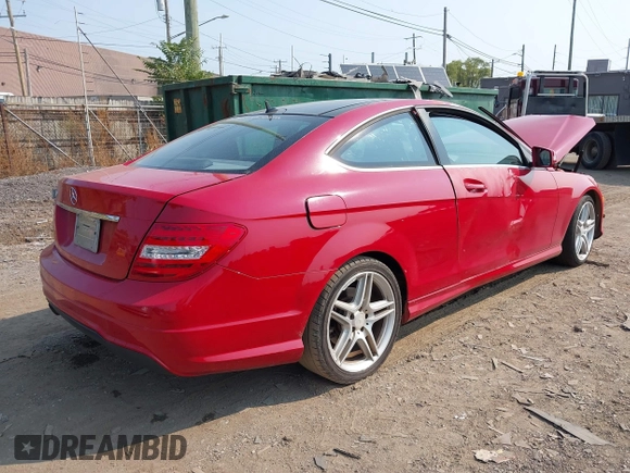 2013 Mercedes-Benz C 250 z VIN WDDGJ4HBXDG075123, wystawiony jako IAAI lot #40342097 z przebiegiem 129 156 mil mil oraz . Historia ofert i sprzedaży dostępna na DreamBid. Obrazek 4.