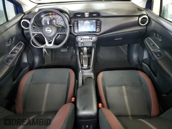 2024 Nissan Versa SR z VIN 3N1CN8FV6RL824782, wystawiony jako Copart lot #61356435 z przebiegiem 41 201 mil mil oraz Czysty tytuł • Clean title. Historia ofert i sprzedaży dostępna na DreamBid. Obrazek 8.