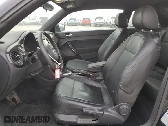 2017 Volkswagen Beetle Fleet z VIN 3VWF17AT8HM621534, wystawiony jako Copart lot #49889215 z przebiegiem 87 960 mil mil oraz Szkoda całkowita • Salvage title. Historia ofert i sprzedaży dostępna na DreamBid. Obrazek 7.