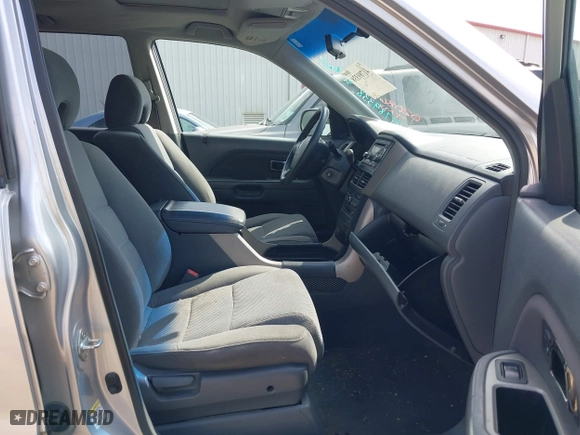 2008 Honda Pilot SE with VIN 5FNYF28398B020868, listed as a IAAI auction lot 41789338 with 286,261 mi miles. Bid and sale history available at carsss.com. Image 5.