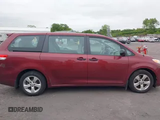 2014 Toyota Sienna L z VIN 5TDZK3DC2ES505680, wystawiony jako IAAI lot #42307763 z przebiegiem 170 628 mil mil oraz . Historia ofert i sprzedaży dostępna na DreamBid. Obrazek 13.