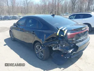 2022 Kia Forte LXS z VIN 3KPF24AD5NE474800, wystawiony jako IAAI lot #42071114 z przebiegiem 63 603 mil mil oraz . Historia ofert i sprzedaży dostępna na DreamBid. Obrazek 3.