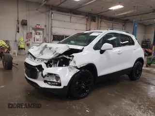 2022 Chevrolet Trax LT z VIN KL7CJPSM0NB537074, wystawiony jako IAAI lot #41843390 z przebiegiem 74 100 mil mil oraz . Historia ofert i sprzedaży dostępna na DreamBid. Obrazek 2.