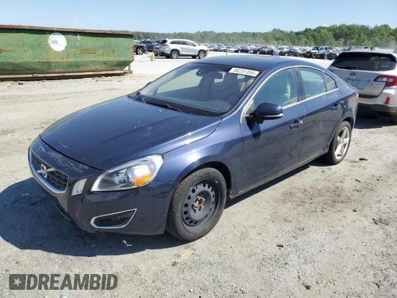 2013 Volvo S60 T5 Premier z VIN YV1612FS6D1228039, wystawiony jako Copart lot #58237355 z przebiegiem 173 884 mil mil oraz Tytuł czysty. Historia ofert i sprzedaży dostępna na DreamBid. Obrazek 1.