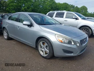 2013 Volvo S60 T5 Premier z VIN YV1612FS1D2181416, wystawiony jako IAAI lot #42173647 z przebiegiem 119 150 mil mil oraz . Historia ofert i sprzedaży dostępna na DreamBid. Obrazek 1.