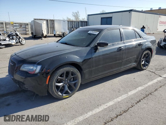 2021 Chrysler 300 S z VIN 2C3CCABG6MH554329, wystawiony jako Copart lot #52045545 z przebiegiem 77 377 mil mil oraz Szkoda całkowita • Salvage title. Historia ofert i sprzedaży dostępna na DreamBid. Obrazek 1.