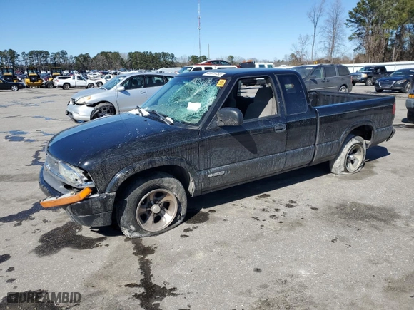 2002 Chevrolet S-10 LS with VIN 1GCCS19W828158031, listed as a Copart auction lot 45919795 with 236,240 mi miles and Salvage Title. Bid and sale history available at carsss.com. Image 1.