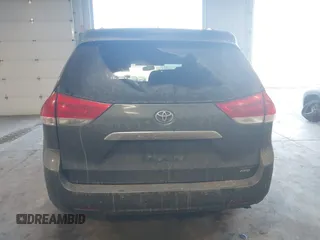 2011 Toyota Sienna XLE with VIN 5TDDK3DC6BS025101, listed as a IAAI auction lot 41473796 with 211,467 mi miles. Bid and sale history available at carsss.com. Image 17.