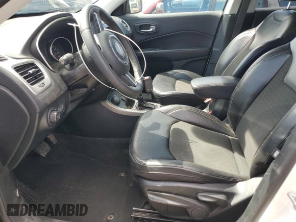 2021 Jeep Compass Latitude z VIN 3C4NJDBB5MT560792, wystawiony jako Copart lot #56300155 z przebiegiem 89 783 mil mil oraz Szkoda całkowita • Salvage title. Historia ofert i sprzedaży dostępna na DreamBid. Obrazek 7.