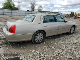 2005 Lincoln Town Car Signature Limited z VIN 1LNHM82W25Y620232, wystawiony jako Copart lot #57701395 z przebiegiem 263 977 mil mil oraz Nie do naprawy. Historia ofert i sprzedaży dostępna na DreamBid. Obrazek 3.