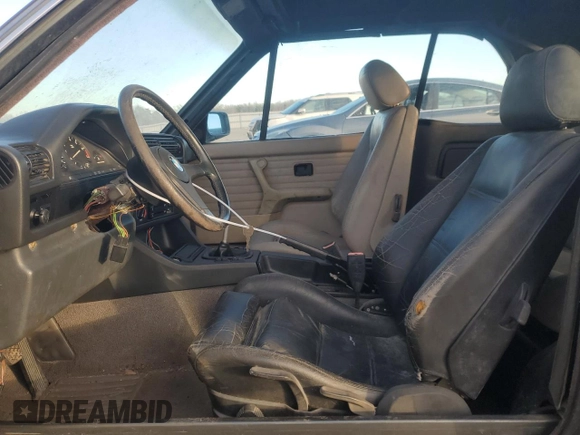 1987 BMW 3 Series z VIN WBABB1301H1928231, wystawiony jako Copart lot #85221174 z przebiegiem 159 400 mil mil oraz Czysty tytuł • Clean title. Historia ofert i sprzedaży dostępna na DreamBid. Obrazek 7.
