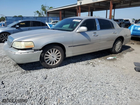 2004 Lincoln Town Car Signature with VIN 1LNHM81W04Y651382, listed as a Copart auction lot 52970425 with 117,849 mi miles and Salvage Title. Bid and sale history available at carsss.com. Image 1.
