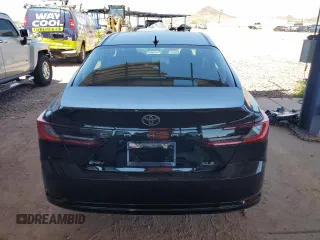 2025 Toyota Camry LE z VIN 4T1DAACK5SU592617, wystawiony jako Copart lot #56370875 z przebiegiem 1 615 mil mil oraz Szkoda całkowita • Salvage title. Historia ofert i sprzedaży dostępna na DreamBid. Obrazek 6.