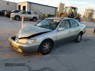 1999 Toyota Camry LE z VIN JT2BG28K3X0364423, wystawiony jako Copart lot #56148554 z przebiegiem 165 505 mil mil oraz Szkoda całkowita • Salvage title. Historia ofert i sprzedaży dostępna na DreamBid. Obrazek 1.