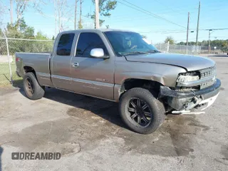 2001 Chevrolet Silverado 1500 LS with VIN 2GCEC19T011127353, listed as a IAAI auction lot 41738510 with 376,061 mi miles. Bid and sale history available at carsss.com. Image 1.