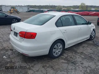 2011 Volkswagen Jetta SE z VIN 3VWDZ7AJ5BM340832, wystawiony jako IAAI lot #42043070 z przebiegiem 113 790 mil mil oraz . Historia ofert i sprzedaży dostępna na DreamBid. Obrazek 4.