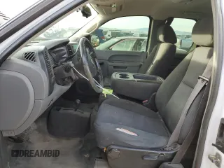 2011 GMC Sierra 2500HD Work Truck z VIN 1GT22ZCG8BZ312243, wystawiony jako Copart lot #83358544 z przebiegiem 186 584 mil mil oraz Szkoda całkowita • Salvage title. Historia ofert i sprzedaży dostępna na DreamBid. Obrazek 7.