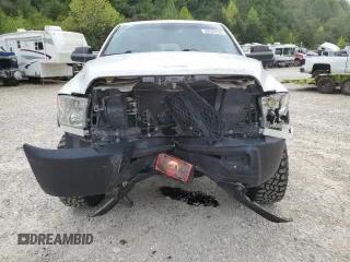 2018 Ram 2500 Tradesman z VIN 3C6TR5HTXJG411392, wystawiony jako Copart lot #65547024 z przebiegiem 136 732 mil mil oraz Szkoda całkowita • Salvage title. Historia ofert i sprzedaży dostępna na DreamBid. Obrazek 5.