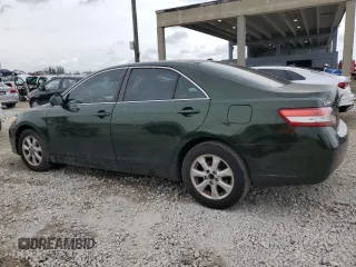 2010 Toyota Camry z VIN 4T1BF3EK4AU570933, wystawiony jako Copart lot #52262475 z przebiegiem 166 277 mil mil oraz Czysty tytuł • Clean title. Historia ofert i sprzedaży dostępna na DreamBid. Obrazek 2.