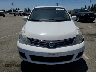 2011 Nissan Versa S z VIN 3N1BC1CP3BL466156, wystawiony jako Copart lot #57645515 z przebiegiem 216 767 mil mil oraz Szkody całkowita. Historia ofert i sprzedaży dostępna na DreamBid. Obrazek 5.