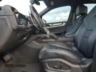 2024 Porsche Cayenne z VIN WP1AA2AY7RDA03399, wystawiony jako Copart lot #42403415 z przebiegiem 24 319 mil mil oraz Szkoda całkowita • Salvage title. Historia ofert i sprzedaży dostępna na DreamBid. Obrazek 7.