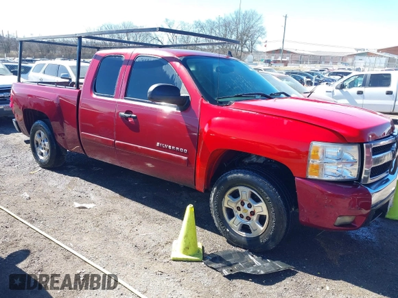 2007 Chevrolet Silverado 1500 LT w/1LT with VIN 2GCEC19C071686992, listed as a IAAI auction lot 41602817 with 395,297 mi miles. Bid and sale history available at carsss.com. Image 1.