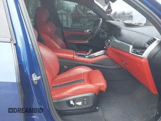2022 BMW X5 M z VIN 5YMJU0C03N9M51891, wystawiony jako IAAI lot #41737922 z przebiegiem 35 725 mil mil oraz . Historia ofert i sprzedaży dostępna na DreamBid. Obrazek 5.