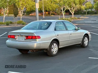 2000 Toyota Camry CE z VIN 4T1BG22K2YU669871, wystawiony jako Copart lot #57918075 z przebiegiem 164 842 mil mil oraz Czysty tytuł • Clean title. Historia ofert i sprzedaży dostępna na DreamBid. Obrazek 4.
