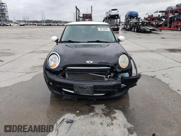 2011 MINI Hardtop z VIN WMWSU3C57BTX97044, wystawiony jako Copart lot #43625955 z przebiegiem 15 401 mil mil oraz Szkody całkowita. Historia ofert i sprzedaży dostępna na DreamBid. Obrazek 5.