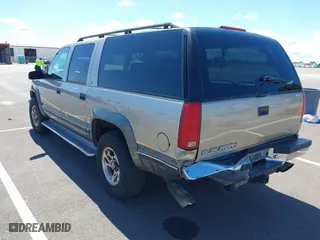 1999 GMC Suburban with VIN 3GKFK16R0XG511301, listed as a IAAI auction lot 41946753 with 231,650 mi miles. Bid and sale history available at carsss.com. Image 3.