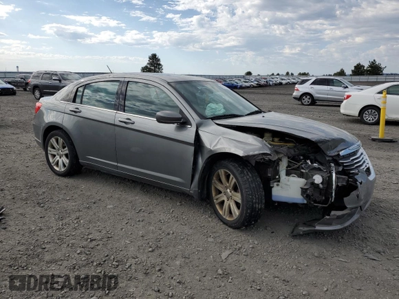 2012 Chrysler 200 Touring z VIN 1C3CCBBB1CN124689, wystawiony jako Copart lot #58743715 z przebiegiem 171 379 mil mil oraz Szkoda całkowita • Salvage title. Historia ofert i sprzedaży dostępna na DreamBid. Obrazek 4.
