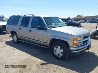 1999 Chevrolet Suburban z VIN 3GNFK16R1XG232927, wystawiony jako IAAI lot #42267921 z przebiegiem 305 606 mil mil oraz . Historia ofert i sprzedaży dostępna na DreamBid. Obrazek 1.