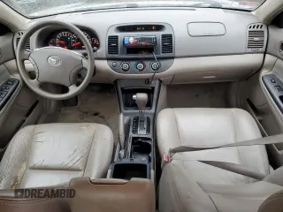 2005 Toyota Camry STD z VIN 4T1BE32K55U629355, wystawiony jako Copart lot #82282494 z przebiegiem 297 925 mil mil oraz Czysty tytuł • Clean title. Historia ofert i sprzedaży dostępna na DreamBid. Obrazek 8.