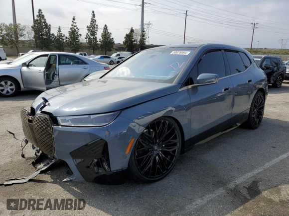 2023 BMW iX M60 z VIN WB533CF02PCL29526, wystawiony jako Copart lot #50676894 z przebiegiem 7 865 mil mil oraz . Historia ofert i sprzedaży dostępna na DreamBid. Obrazek 1.
