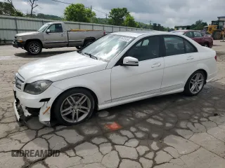 2013 Mercedes-Benz C 300 Sport z VIN WDDGF8AB3DA788872, wystawiony jako Copart lot #56325655 z przebiegiem 173 183 mil mil oraz Szkoda całkowita • Salvage title. Historia ofert i sprzedaży dostępna na DreamBid. Obrazek 1.