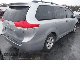 2014 Toyota Sienna LE AAS z VIN 5TDKK3DC1ES488954, wystawiony jako IAAI lot #41557423 z przebiegiem 144 031 mil mil oraz . Historia ofert i sprzedaży dostępna na DreamBid. Obrazek 4.