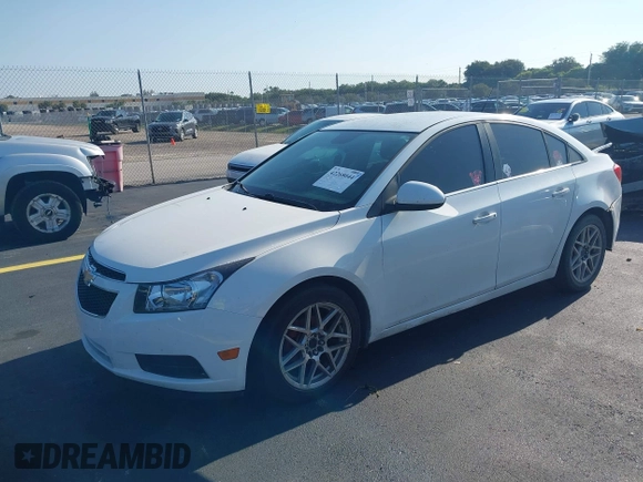 2014 Chevrolet Cruze 2LT z VIN 1G1PE5SB4E7340318, wystawiony jako IAAI lot #42268044 z przebiegiem Nie podano mil oraz . Historia ofert i sprzedaży dostępna na DreamBid. Obrazek 2.