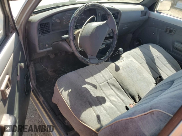 1992 Toyota Pickup z VIN JT4RN81A1N0094217, wystawiony jako Copart lot #56062545 z przebiegiem 242 256 mil mil oraz Szkoda całkowita • Salvage title. Historia ofert i sprzedaży dostępna na DreamBid. Obrazek 8.