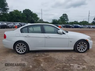 2011 BMW 3 Series 328i xDrive z VIN WBAPK5G54BNN27937, wystawiony jako IAAI lot #42446717 z przebiegiem 102 256 mil mil oraz . Historia ofert i sprzedaży dostępna na DreamBid. Obrazek 12.