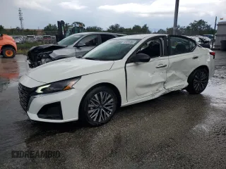 2025 Nissan Altima SV z VIN 1N4BL4DV7SN378390, wystawiony jako Copart lot #59283615 z przebiegiem 1 919 mil mil oraz Nie do naprawy • Non repairable. Historia ofert i sprzedaży dostępna na DreamBid. Obrazek 1.