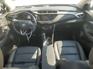 2021 Buick Encore GX Essence z VIN KL4MMFSL8MB077428, wystawiony jako Copart lot #71731754 z przebiegiem 51 432 mil mil oraz Szkoda całkowita • Salvage title. Historia ofert i sprzedaży dostępna na DreamBid. Obrazek 8.