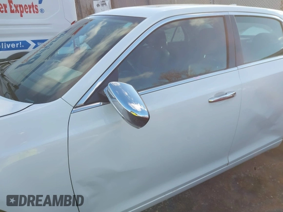 2018 Chrysler 300 Limited with VIN 2C3CCAKG1JH296670, listed as a IAAI auction lot 41691911 with 121,508 mi miles. Bid and sale history available at carsss.com. Image 17.