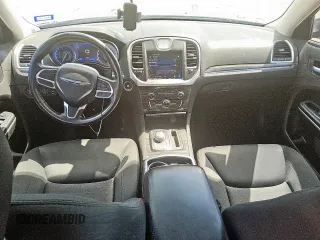 2019 Chrysler 300 Touring z VIN 2C3CCAAG9KH733284, wystawiony jako Copart lot #55454485 z przebiegiem Nie podano mil oraz Tytuł czysty. Historia ofert i sprzedaży dostępna na DreamBid. Obrazek 8.