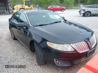 2011 Lincoln MKS z VIN 1LNHL9DR5BG613163, wystawiony jako IAAI lot #41947340 z przebiegiem 188 448 mil mil oraz . Historia ofert i sprzedaży dostępna na DreamBid. Obrazek 1.
